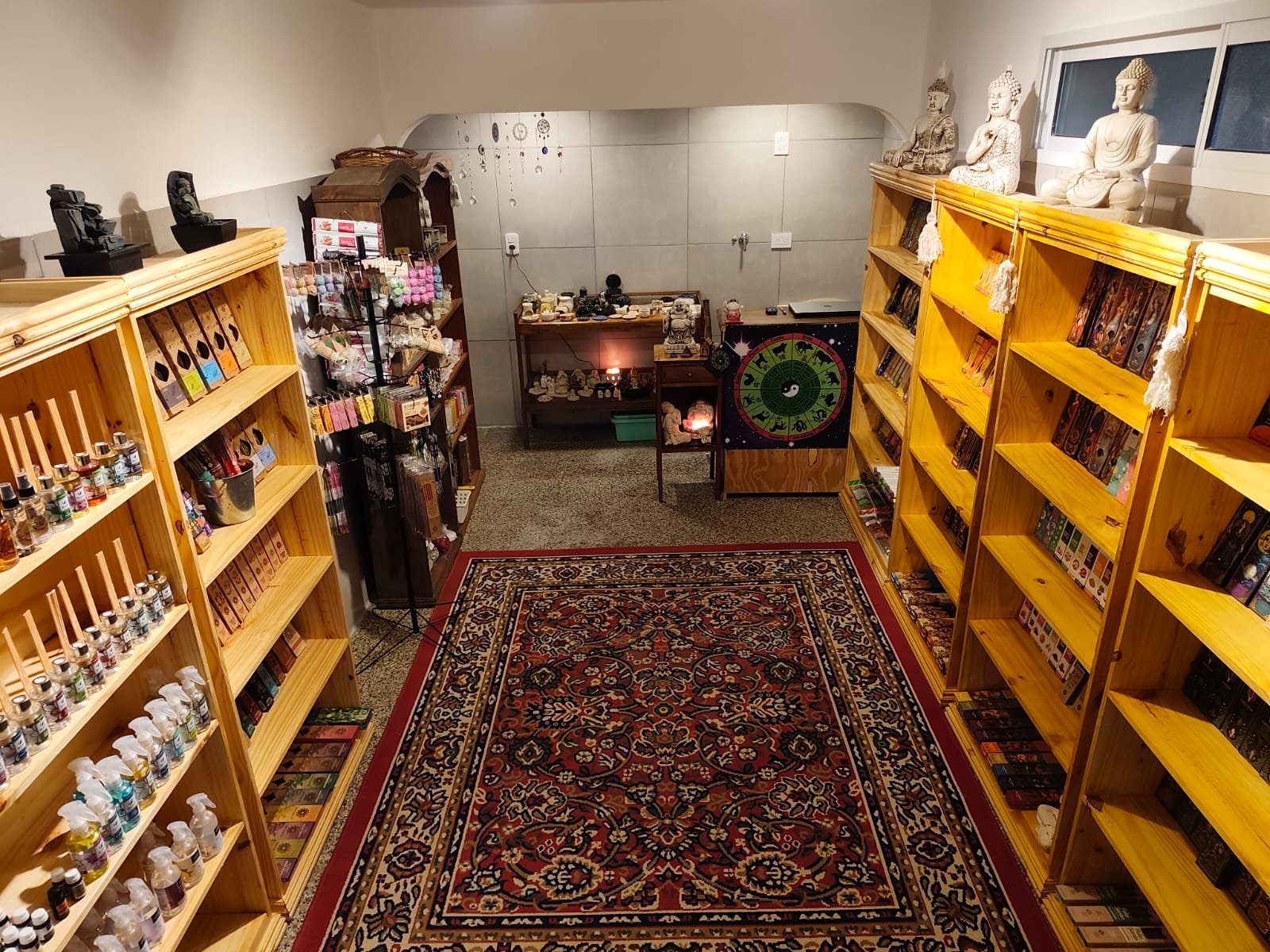 Interior del local de Calma Raíz, Villa Ramallo